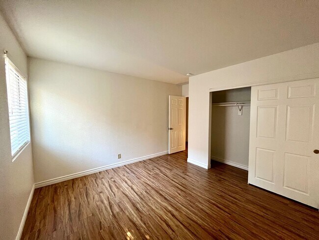 Building Photo - 2 Bedroom Condo in Guard Gated Community