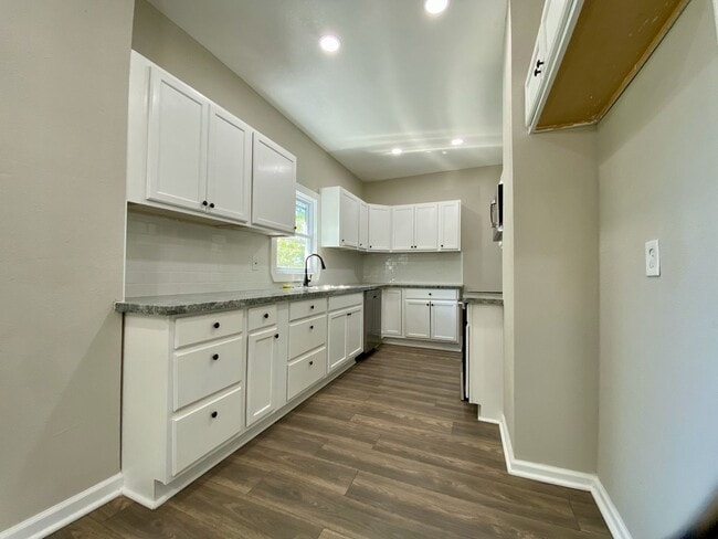 Building Photo - Beautifully Updated 4 Bed 2 Bath Home!