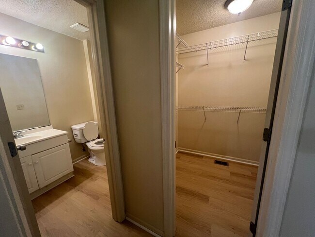 Building Photo - 4 bedroom 4 bathroom off Veterans Memorial...