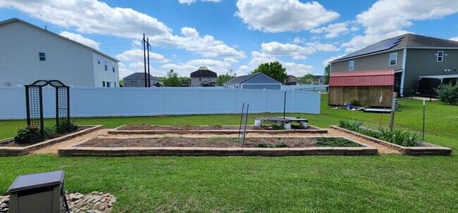 Building Photo - 910 McCathern Ave