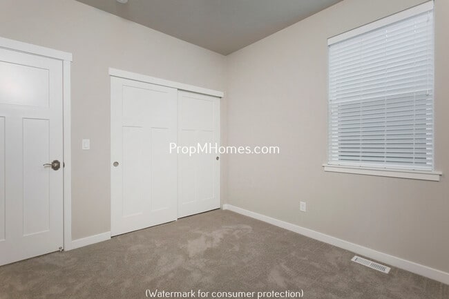 Building Photo - Beautiful Three Bedroom Row Home In Highly Desired Villebois Community!