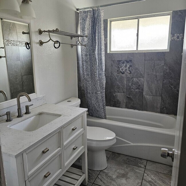 Building Photo - Upgraded 5-Bedroom Home with Open Floor Plan & Large Lot!