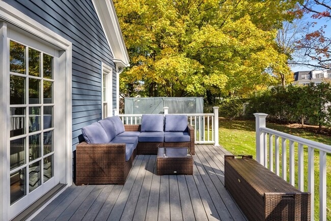 Building Photo - 90 Maple Pl