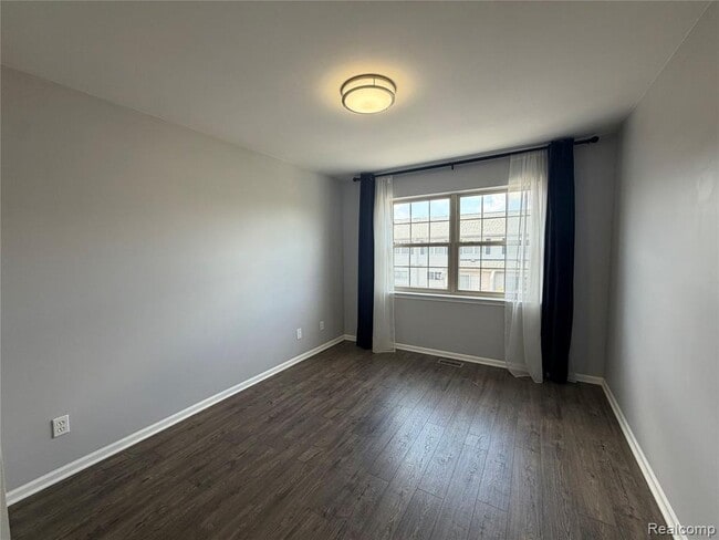 Building Photo - 29415 Glen Oaks Blvd E