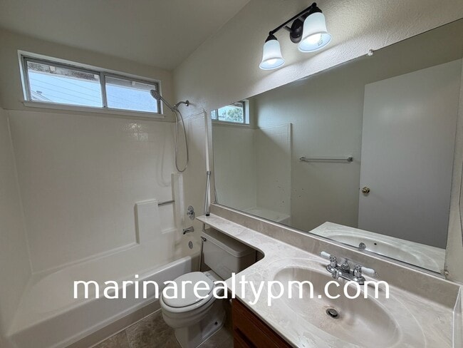 Building Photo - Glen Cove Beauty 3 bed 2.5  bath 2 Story home in established neighborhood