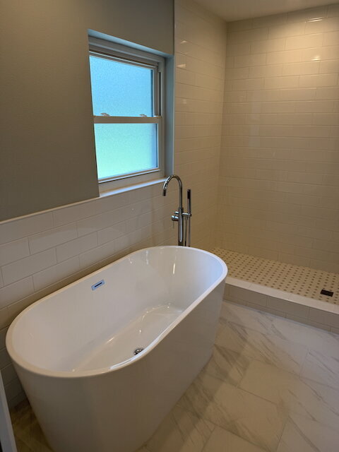 Building Photo - Remodeled Pool Home Located in the Very De...