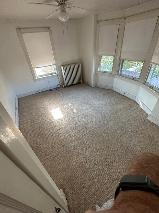 Building Photo - 2 E Elm St