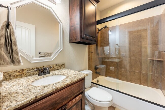 Building Photo - 810 Miramar Dr