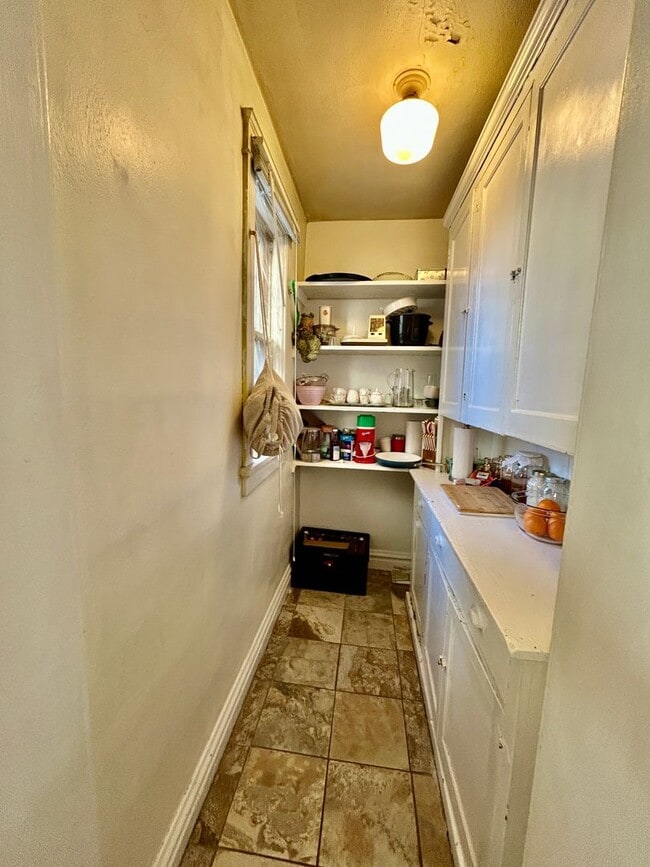 Building Photo - AVAILABLE JUNE 1st - Great 4 Bed, 1 Bath in East Duluth!