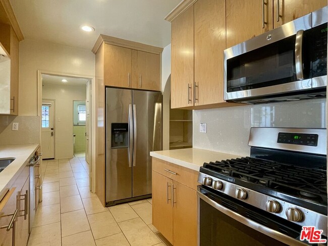 Building Photo - 203 N Doheny Dr
