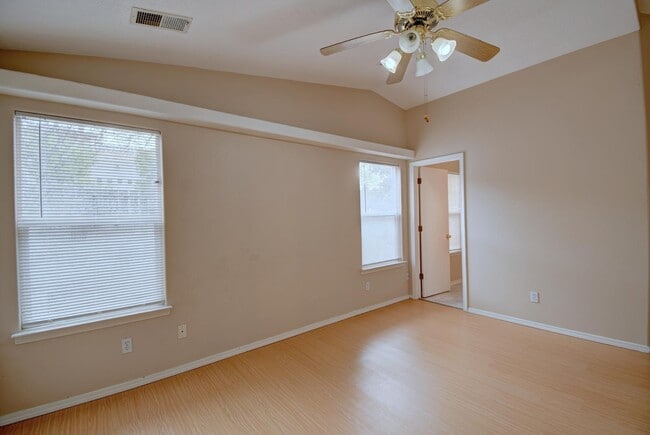 Building Photo - 7216 Eagle View Ave NE