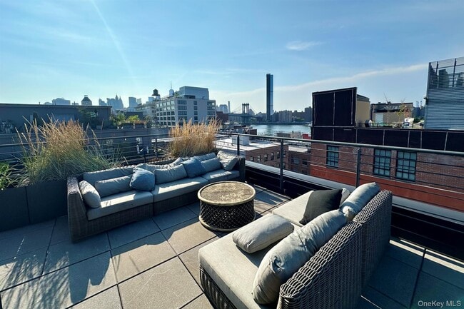 Building Photo - 47 Bridge St