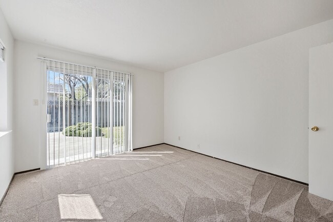 Building Photo - Nice 4BR/2.5BA Home in GREAT Location!