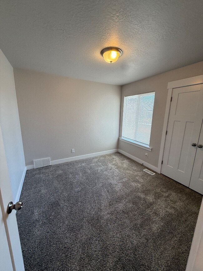 Building Photo - 1375 E Rachel Way