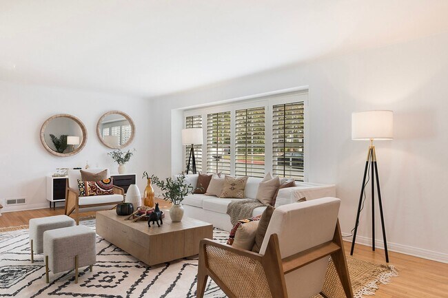 Building Photo - Gated Brentwood Circle Family Home