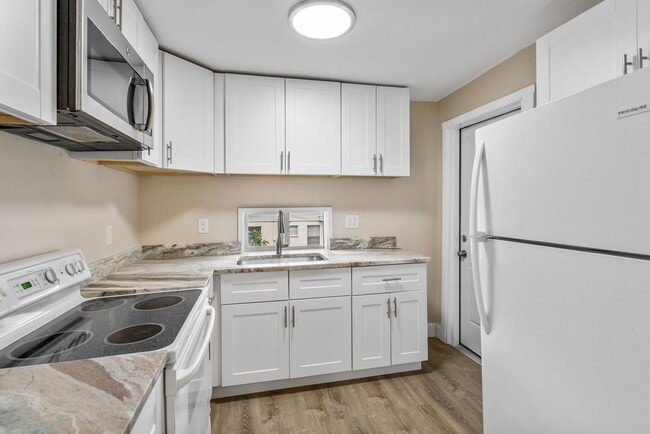 Building Photo - REDUCED Rent $1995.00.... 3 bed/2 bath Split Level, NEW downstairs addition, lots of extras