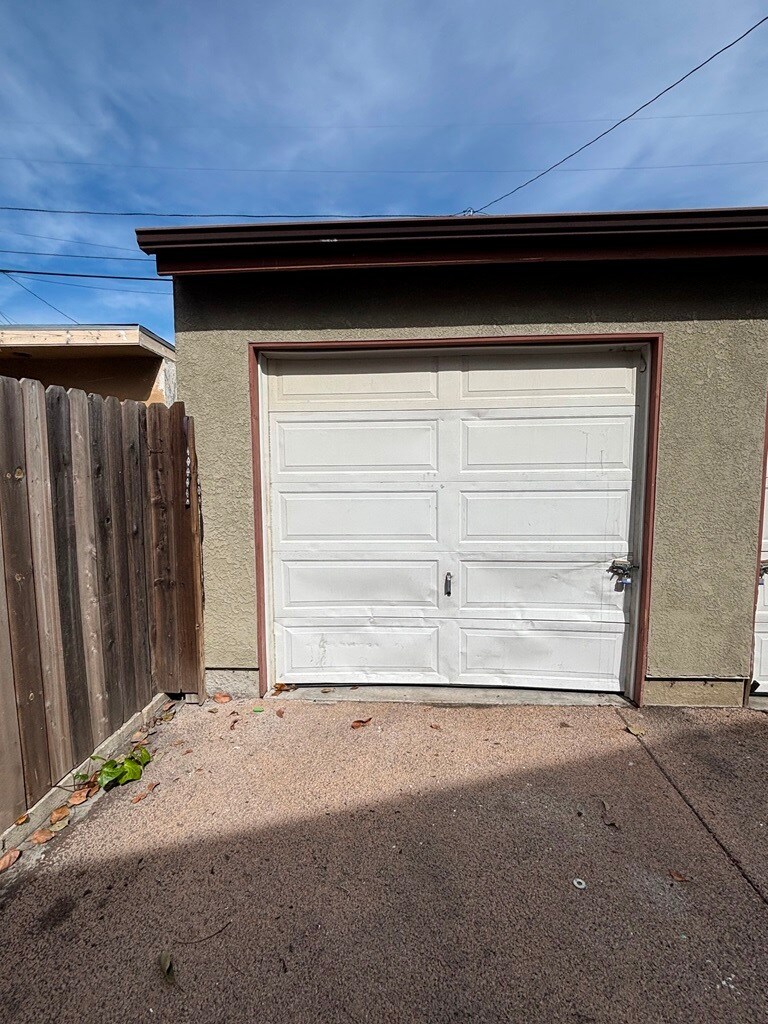 Building Photo - 157 W 89th St