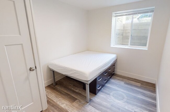 Building Photo - 943 Dewey Ave