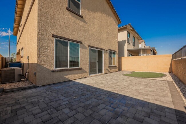 Building Photo - 402 Larksong Ave