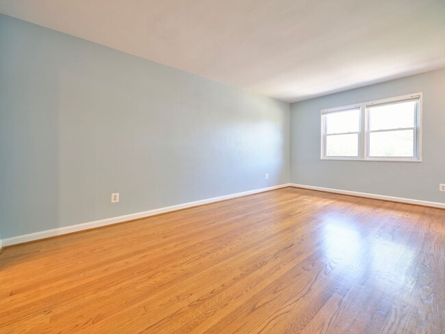 Building Photo - Charming and private 3BR, 2FB home located...