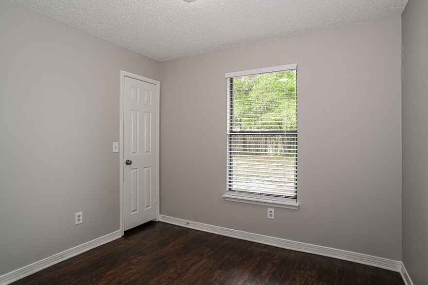 Building Photo - 6221 Alfredo Dr W