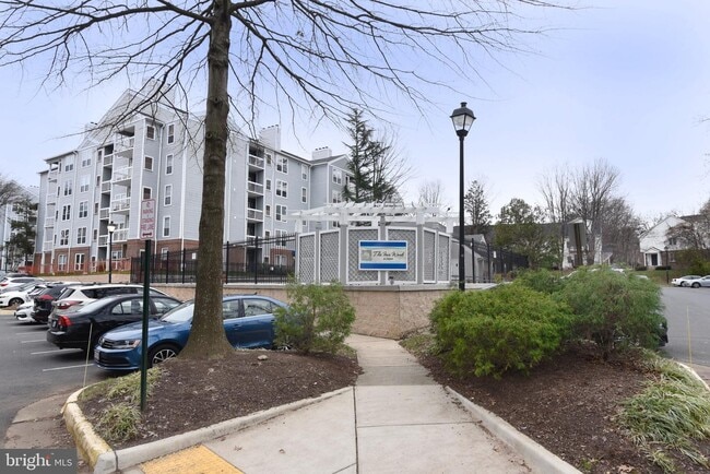 Building Photo - 3175 Summit Square Dr