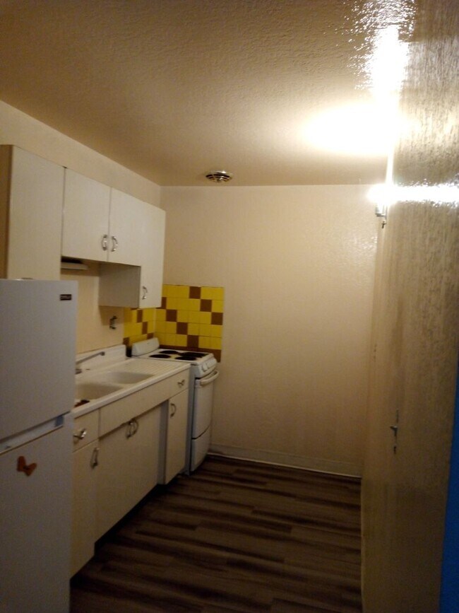 Building Photo - 1 bed, 1 Bath, Aug Special $400 credit Great Location off Joliet and 17th
