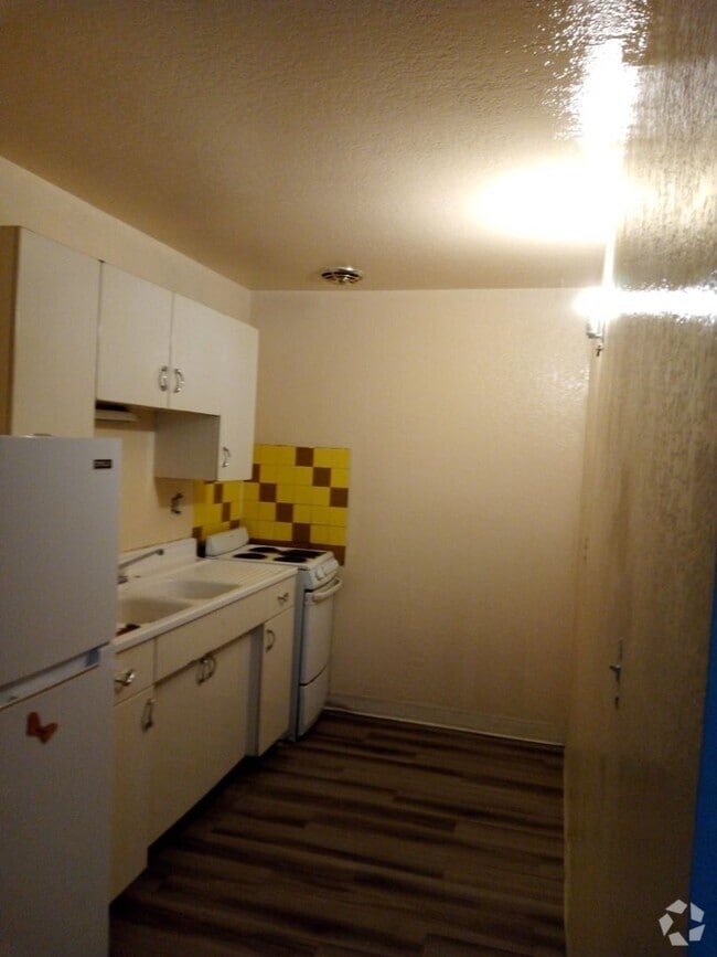 Building Photo - 1 bed, 1 Bath, 750 sqft Great Location off...