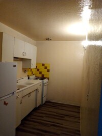 Building Photo - 1 bed, 1 Bath, 750 sqft Great Location off...