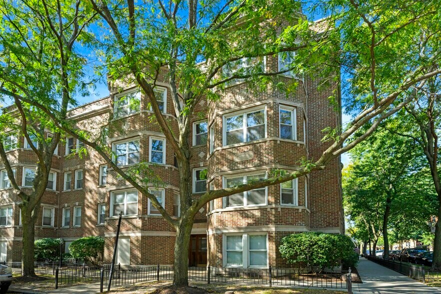 Building Photo - 6040 N Kenmore Ave