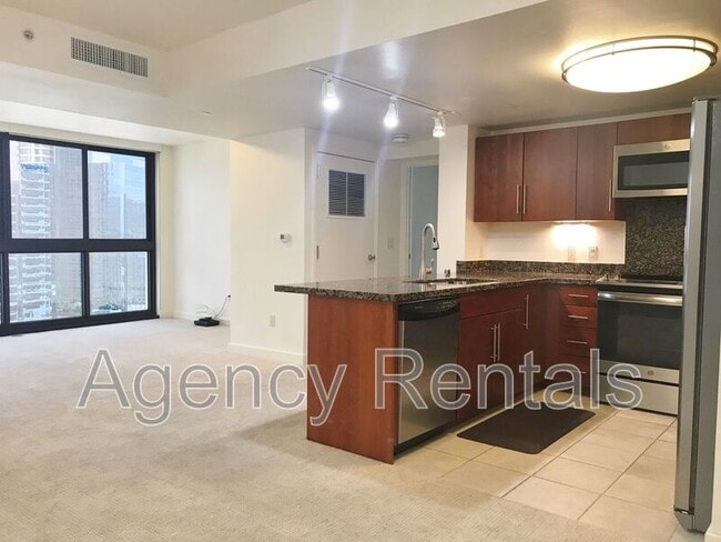 Building Photo - 600 Queen St