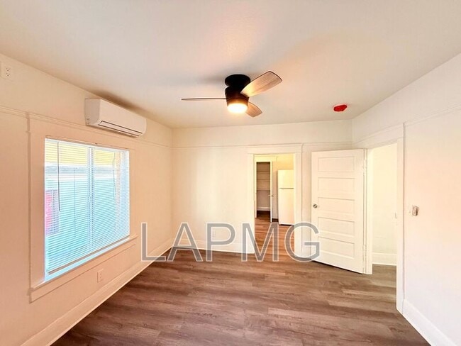 Building Photo - 1910.5 Daly St