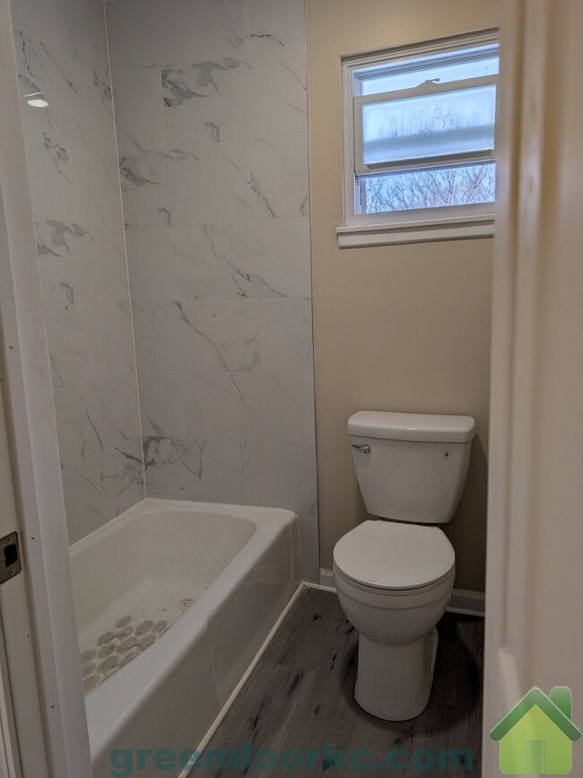 Building Photo - 823 S Lindenwood Dr