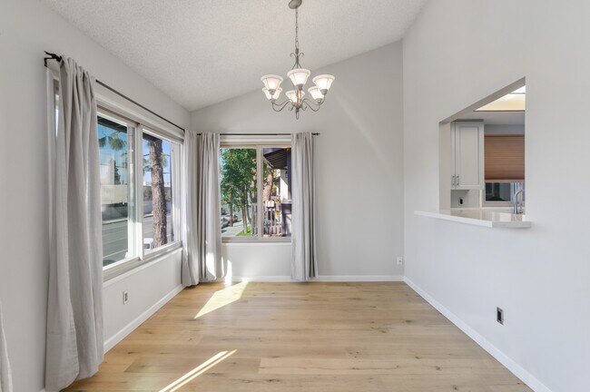 Building Photo - 6716 Clybourn Ave