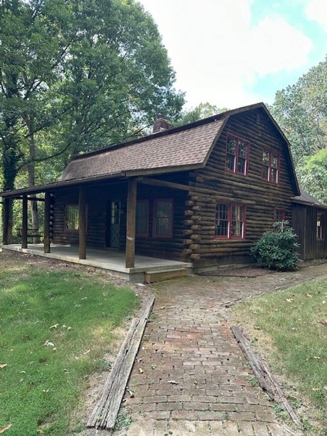 Building Photo - Country Charmer-4 Bedroom Log Home