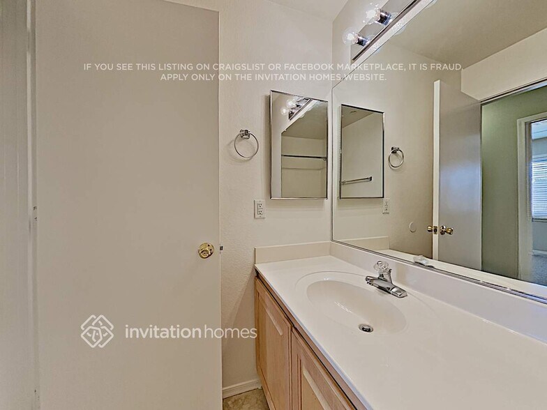 Building Photo - 12747 W Sharon Dr