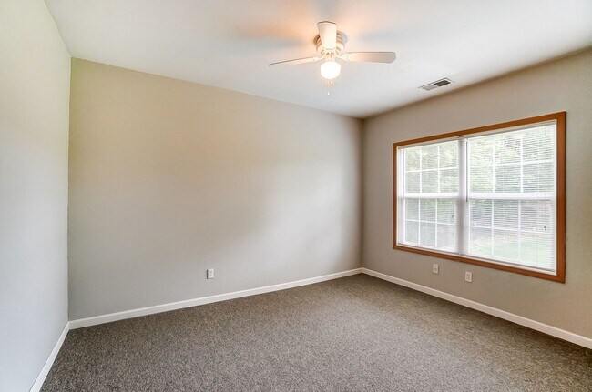 Building Photo - 1103 N Byrne Rd
