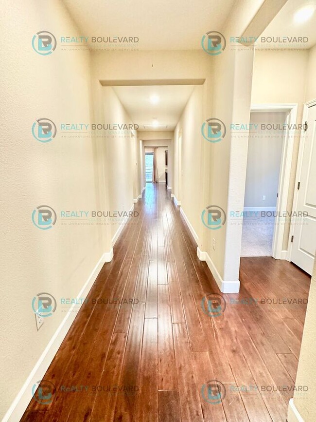 Building Photo - 1/2 Month Free! Spacious 4-Bedroom Gem in ...