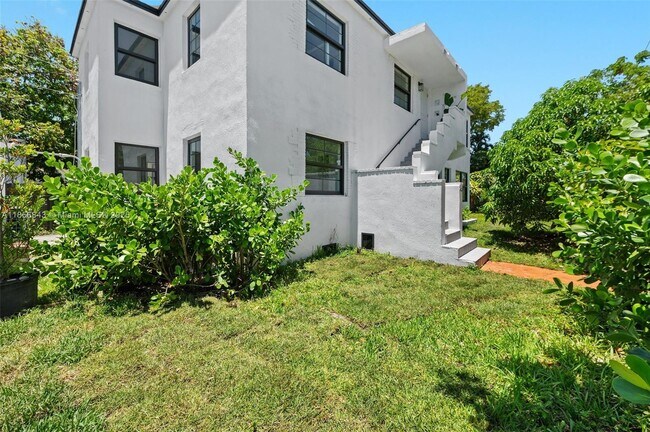 Building Photo - 4222 NE 1st Ave
