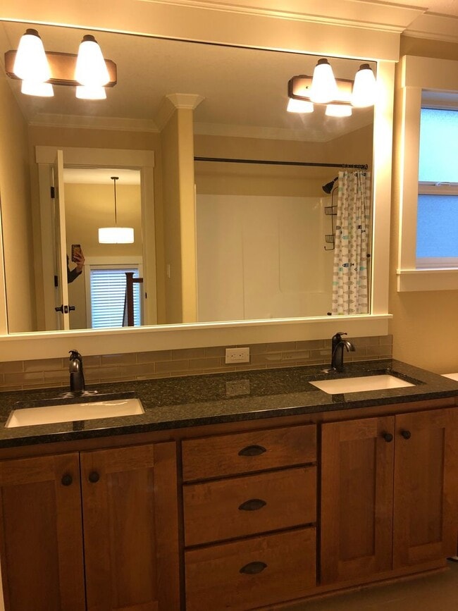 Building Photo - Gorgeous, modern craftsman 3+ bedroom, 3 b...