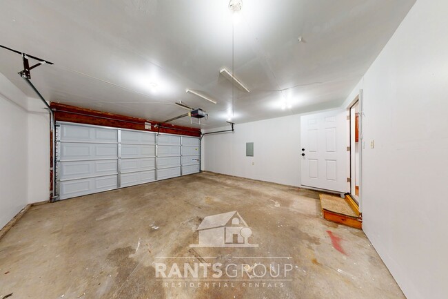 Building Photo - Freshly updated 3/2 home with a 2-car gara...