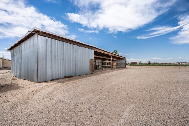 Building Photo - 3 Bedroom 2 Bath Home with Bonus Rooms and Tons of Extra Space