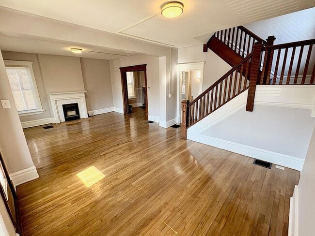 Building Photo - 356 E 20th Ave