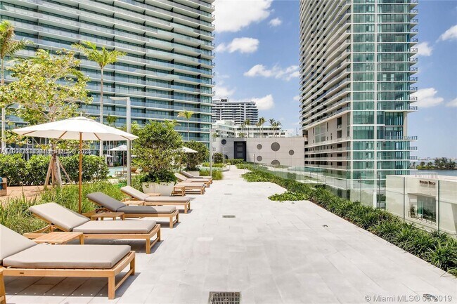 Building Photo - 650 NE 32nd St