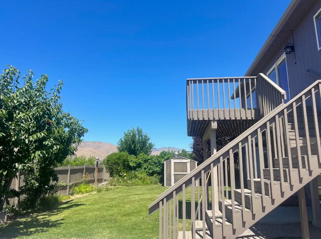 Building Photo - 3950 NE Vista del Rey Dr