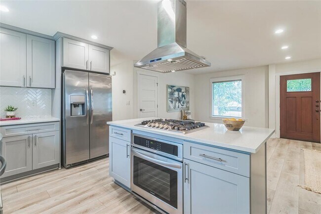 Building Photo - 1502 Villanova Dr