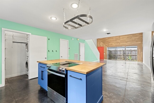 Building Photo - 5221 Blossom St