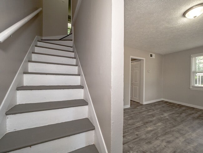 Building Photo - NEWLY RENOVATED 3 BEDROOM 1 BATH DUPLEX UNIT IN A EXQUISITE LOCATION!