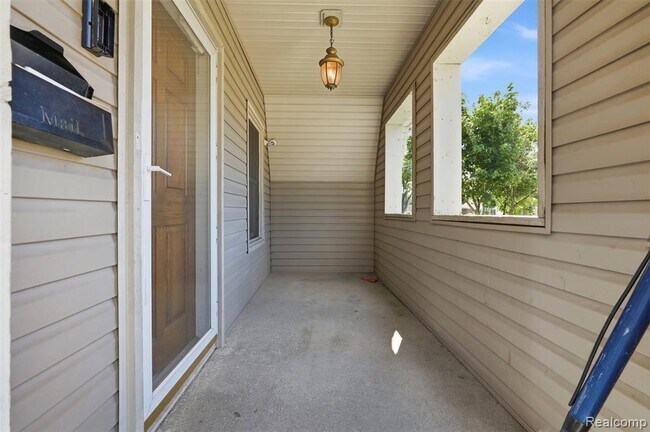 Building Photo - 735 E Maxlow Ave