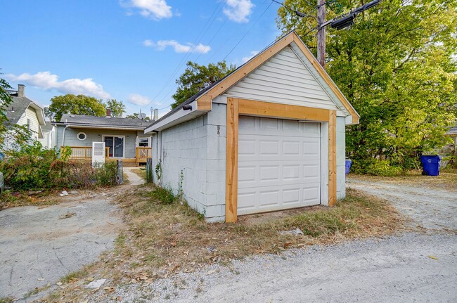 Building Photo - Two Bedroom, One Bathroom House in Hamilton